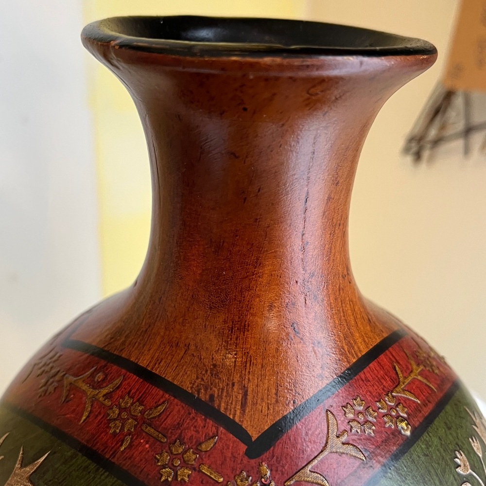 Hand-carved terra cotta pottery vase with a floral inlay design - Picture 6 of 7